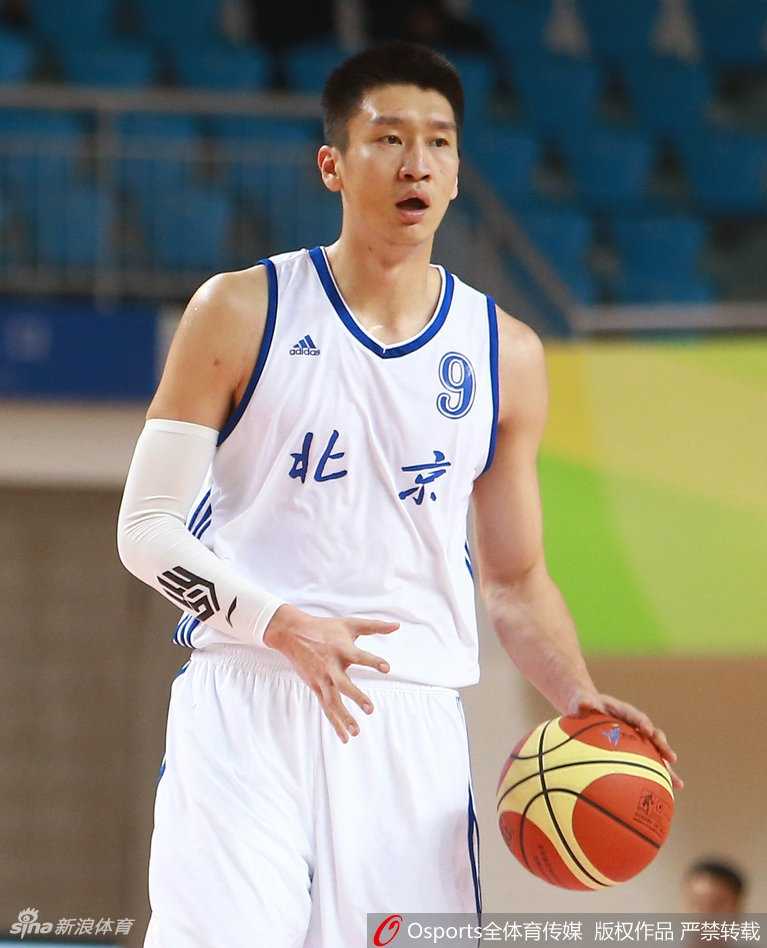 全运会京浙男篮对决,京城众将激情奏凯 翟晓川在比赛中全神贯注,眼神如炬死死盯住来球,身体姿态展现出顶级运动员的敏锐嗅觉和拼搏精神。