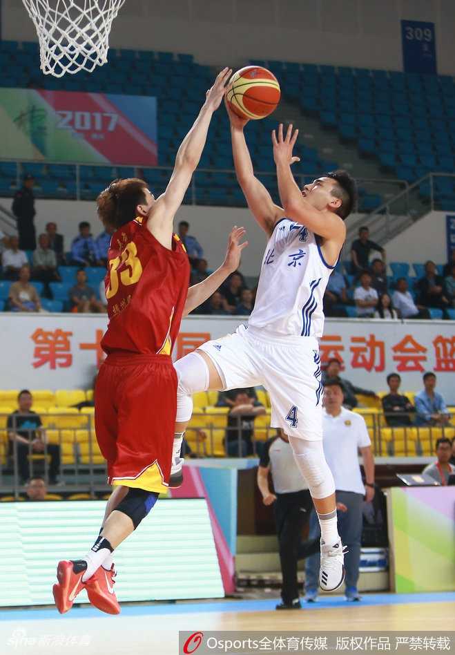 全运会京浙男篮对决,京城众将激情奏凯 浙江队的核心吴前与队友低头耳语,神色严肃地交流着战术,试图在逆境中寻找破解北京队防线的办法。