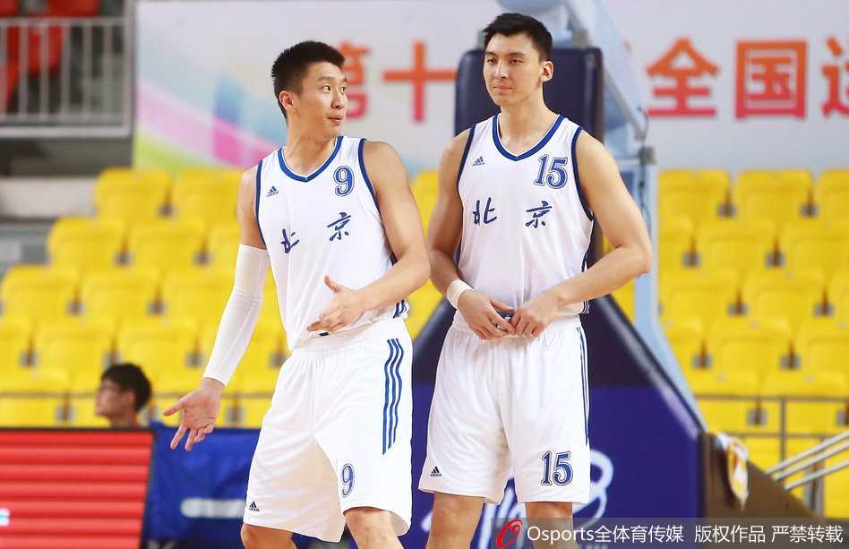 全运会京浙男篮对决,京城众将激情奏凯 孙悦高举双手激情庆祝,仿佛在向全场宣告北京队的强势归来,他的眼神中充满了对胜利的渴望。