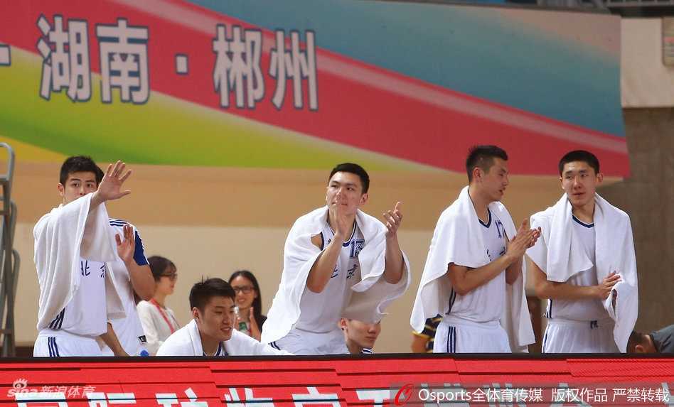 全运会京浙男篮对决,京城众将激情奏凯 北京队替补席瞬间变成欢乐的海洋,球员们激动地跃起庆祝,与场上队员的每一次精彩进球同呼吸共命运。