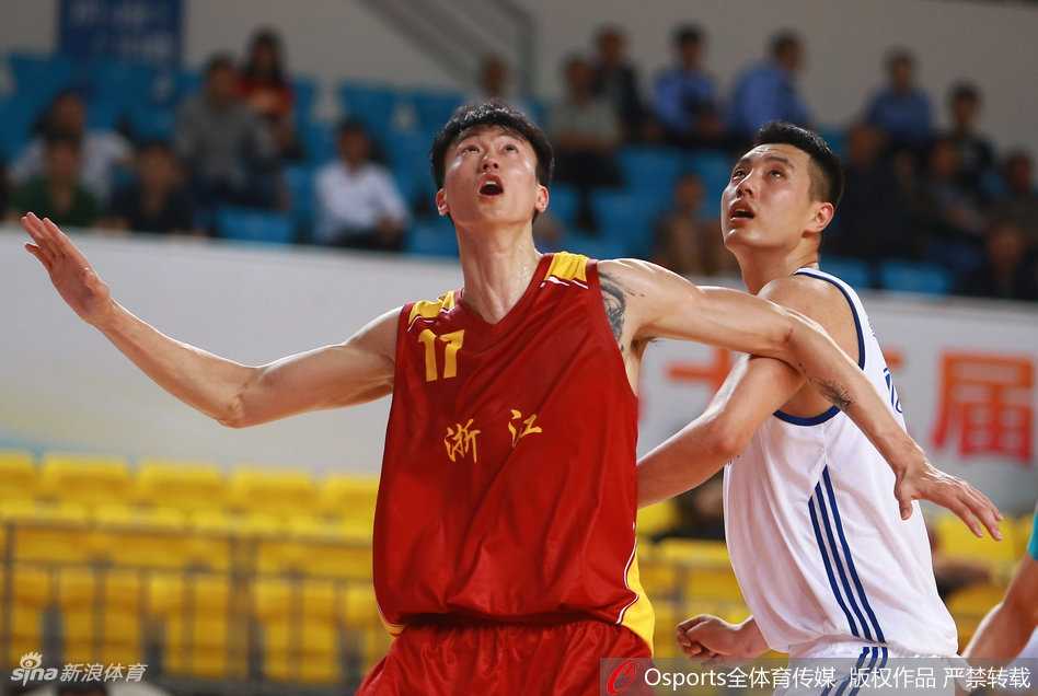 全运会京浙男篮对决,京城众将激情奏凯 内线肉搏战!北京队球员在对方长臂林立的内线拼尽全力起跳争抢篮板,肌肉碰撞声仿佛穿透画面。