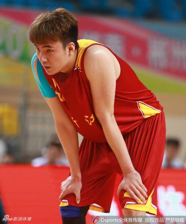 全运会京浙男篮对决,京城众将激情奏凯 孙悦在比赛中持球面对浙江后卫曹飞,他高举手臂指挥队友跑位,沉稳的气质尽显核心球员风范。