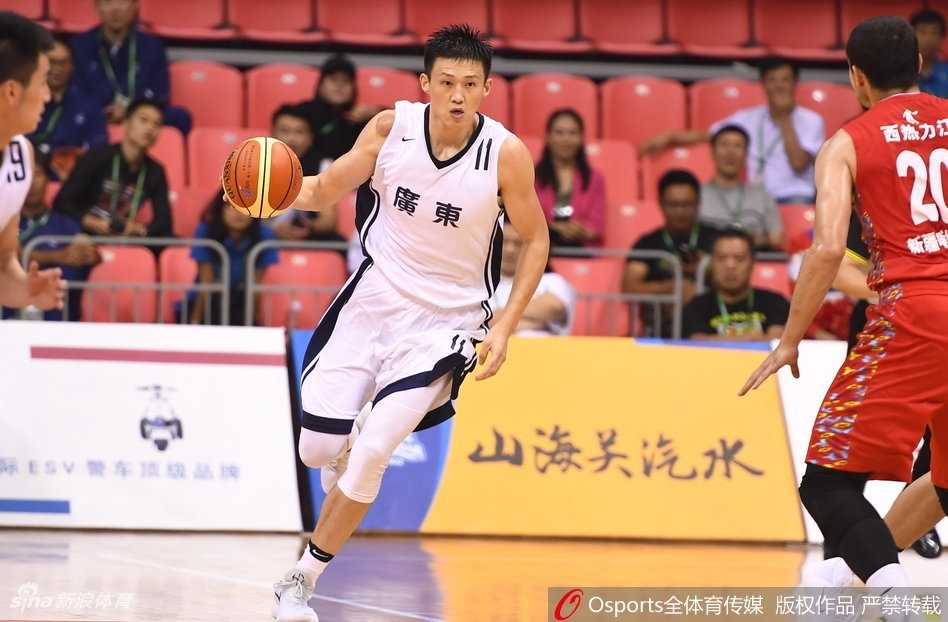 全运会惊魂夜:广东王朝遭新疆青年军掀翻,阿不都沙拉木独耀津门 广东队长周鹏在防守端滑倒后坐在地上,无奈地摊开双手,身后的新疆球员正庆祝得分