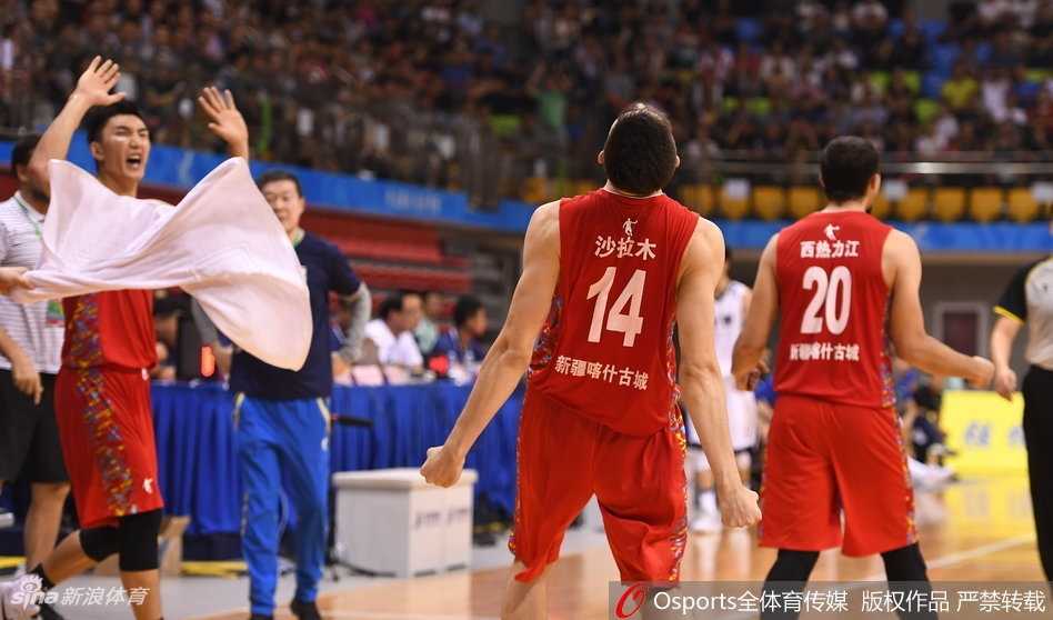 全运会惊魂夜:广东王朝遭新疆青年军掀翻,阿不都沙拉木独耀津门 易建联在新疆队严密的包夹防守下强行起跳,眼神坚毅却难掩独木难支的落寞