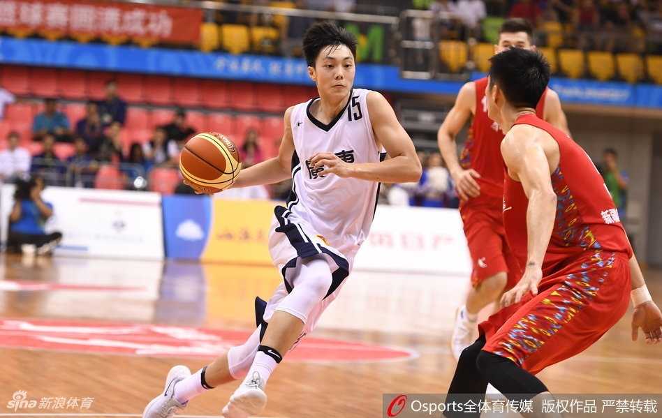 全运会惊魂夜:广东王朝遭新疆青年军掀翻,阿不都沙拉木独耀津门 赛后新疆队全体球员在场地中央围成一个圈,相拥庆祝历史性闯入决赛,笑容灿烂夺目