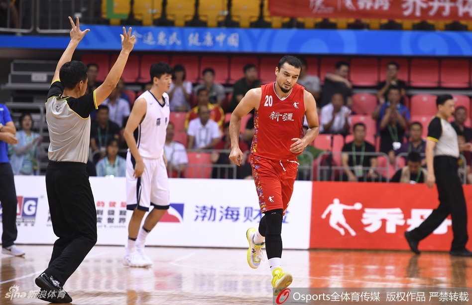 全运会惊魂夜:广东王朝遭新疆青年军掀翻,阿不都沙拉木独耀津门 阿不都沙拉木在广东内线防守悍将的头顶上演霸气补扣,身体在空中完全舒展,展现惊人的天赋
