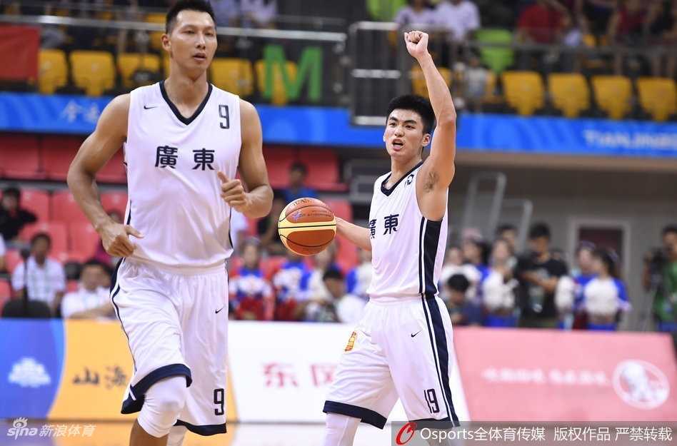 全运会惊魂夜:广东王朝遭新疆青年军掀翻,阿不都沙拉木独耀津门 广东队核心易建联完成一次内线进攻后,落地时面无表情,眼神中透露出对比赛走势的深深无奈