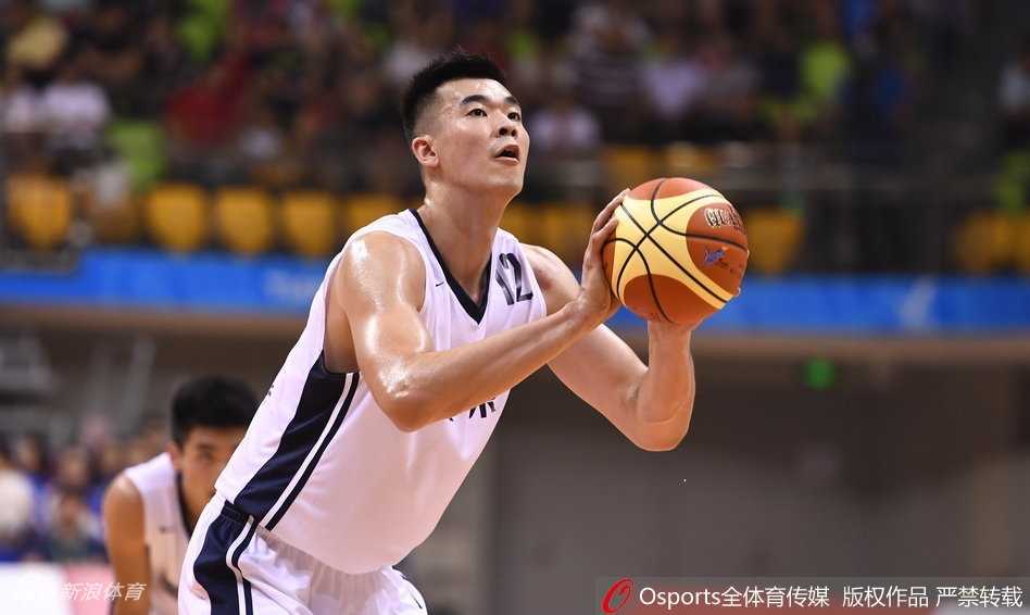 全运会惊魂夜:广东王朝遭新疆青年军掀翻,阿不都沙拉木独耀津门 新疆队球员西热力江命中三分后握拳怒吼,面部肌肉紧绷,仿佛要将所有的激情都宣泄而出