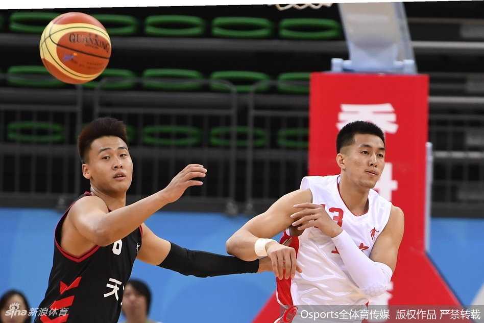 全运会男篮四分之一决赛:辽宁豪华战舰大胜天津强势晋级四强 周琦在天津队内线防守球员的头顶上演单手劈扣,长臂舒展宛如大鹏展翅,篮筐在他的暴力美学下颤抖。