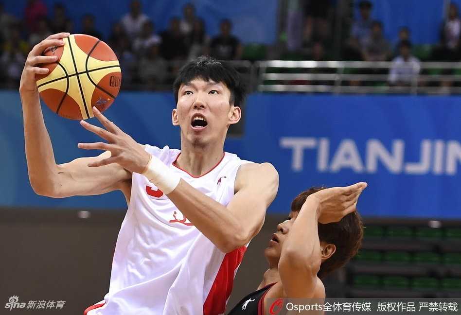 全运会男篮四分之一决赛:辽宁豪华战舰大胜天津强势晋级四强 郭艾伦如一道白色闪电撕破天津队的防线,他高速行进中眼神看向远端,做出逼真的传球假动作,晃飞防守人后轻松上篮。