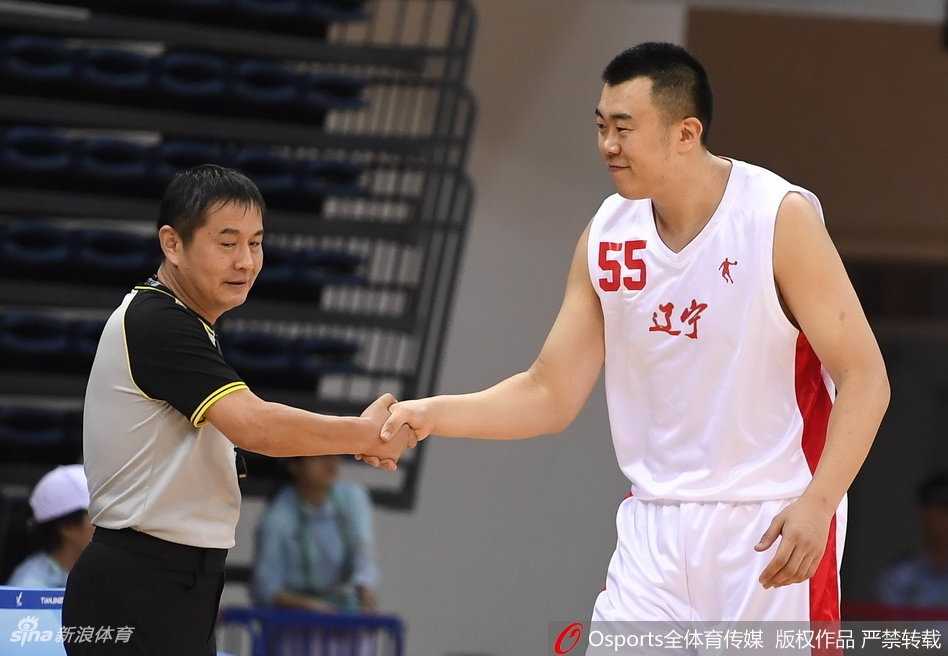 全运会男篮四分之一决赛:辽宁豪华战舰大胜天津强势晋级四强 终场哨响,辽宁队球员们聚拢在场地中央,郭艾伦与周琦击掌相庆,背景板上的大比分定格在90-60,宣告着这场酣畅淋漓的大胜。