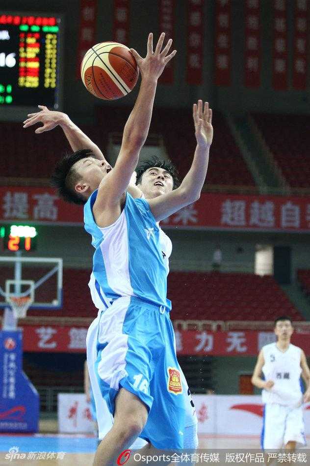 全运会男篮预赛烽火录:新星璀璨耀南昌,老将绝地反击惊吉林 西藏队内线球员奋力跃起,试图封盖河南队的投篮,防守决心坚如磐石