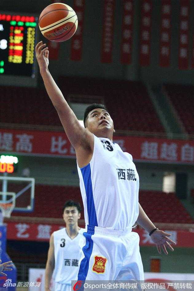 全运会男篮预赛烽火录:新星璀璨耀南昌,老将绝地反击惊吉林 河南队球员在对手头顶强硬摘下进攻篮板,展现了绝对的篮下统治力