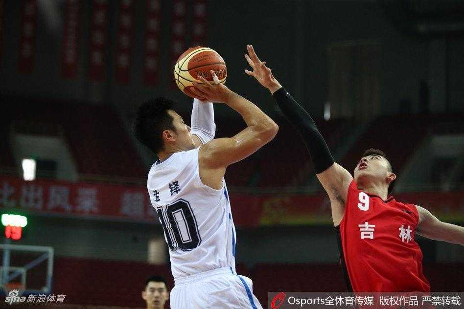 全运会男篮预赛烽火录:新星璀璨耀南昌,老将绝地反击惊吉林 吉林与湖北队员在禁区纠缠成一团,众人跃起争抢篮板球,战况激烈