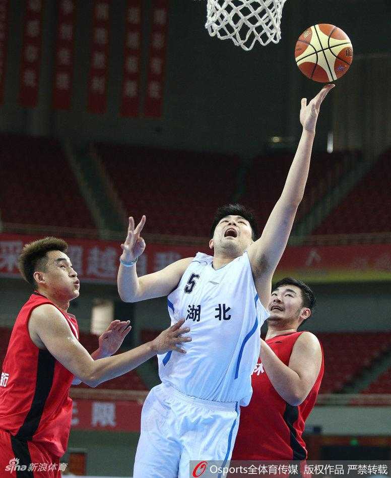 全运会男篮预赛烽火录:新星璀璨耀南昌,老将绝地反击惊吉林 湖北队孟铎外线持球,面对防守人果断干拔跳投,皮球在空中划出优美弧线