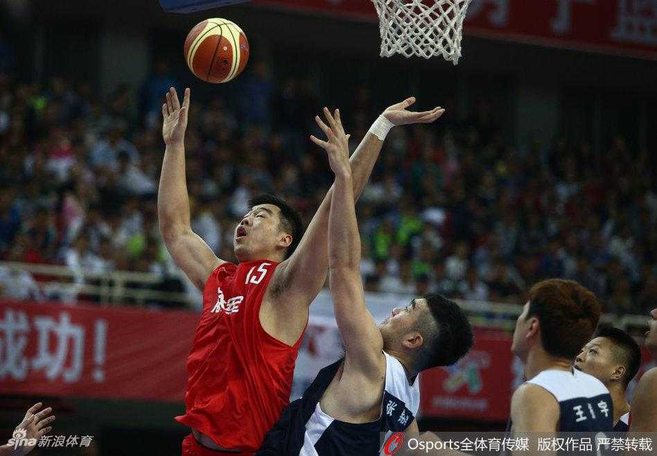 全运会篮球战报:解放军狂胜重庆,山东力克河北 解放军队队员在对手重重包围中强行起跳,以一敌三依然将球稳稳放入篮筐,展现了绝对的篮下统治力。