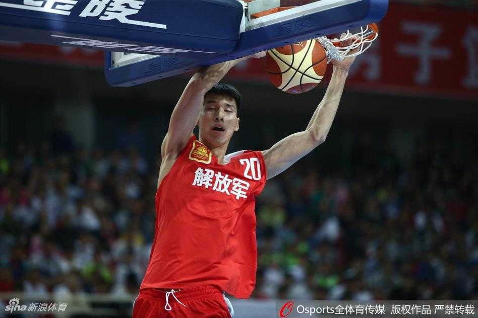全运会篮球战报:解放军狂胜重庆,山东力克河北 一道黑影腾空而起,如展翅雄鹰般完成惊天劈扣,势大力沉的灌篮让整个球馆瞬间沸腾。