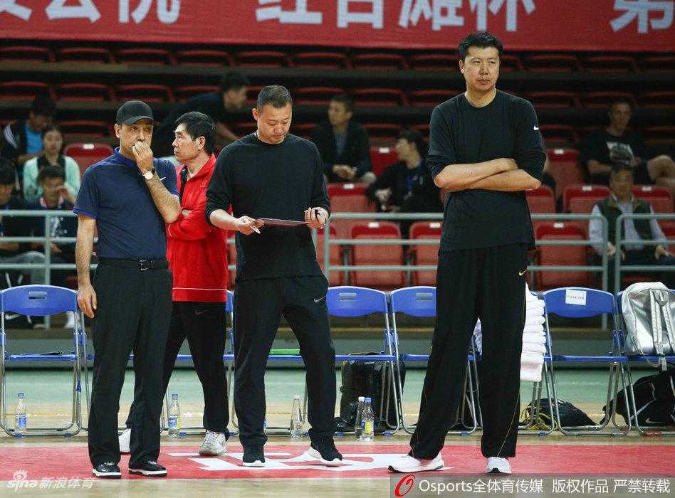全运会篮球战报:解放军狂胜重庆,山东力克河北 球场边的王治郅神情专注,双手抱胸的他仿佛一座灯塔,用深邃的篮球智慧为场上弟子们指引方向。