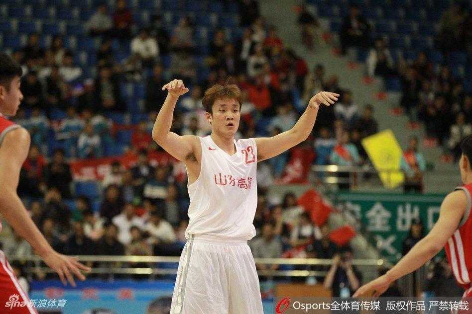 全运会篮球战报:解放军狂胜重庆,山东力克河北 丁彦雨航犹如球场魔术师,一记隐蔽的击地传球洞穿防线,篮球听话地飞到队友手中,化作一次绝妙的助攻。