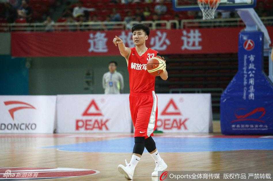 全运会篮球战报:解放军狂胜重庆,山东力克河北 男篮赛场上的指挥官韩硕,正用犀利的眼神观察队友跑位,一手精准的传球即将撕裂对手防线。