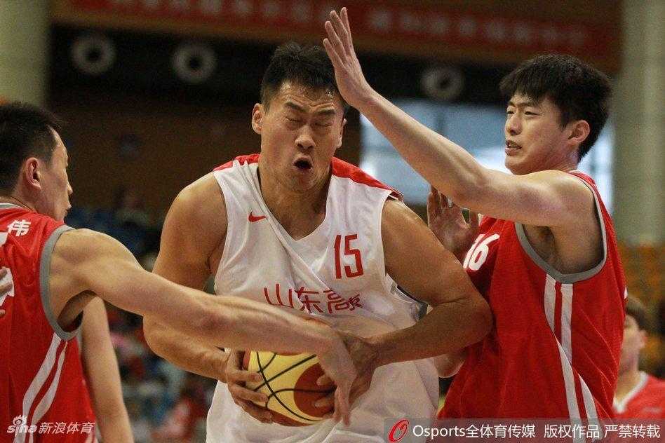 全运会篮球战报:解放军狂胜重庆,山东力克河北 赛场上,一名球员以灵动步伐摆脱防守,准备上演一次精彩的篮下进攻,他的眼神中充满了对胜利的渴望。