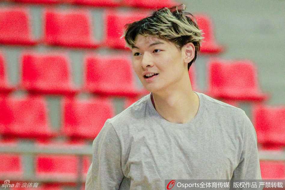 全运会预赛球场上的移动长城与潇洒发型师 王哲林在低位持球单打,结实的肌肉与专注的神情透过画面扑面而来,新发型让他看起来更具侵略性。