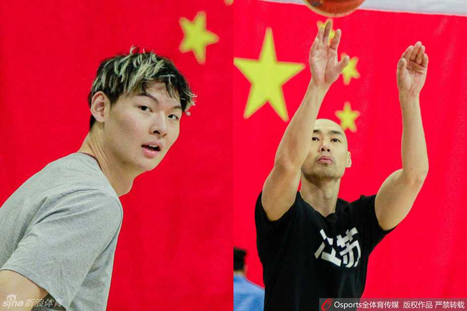 全运会预赛球场上的移动长城与潇洒发型师 江苏队老将孟达在场上持球突破,他的新发型在奔跑中格外醒目,仿佛一道银狐般的流光掠过球场。