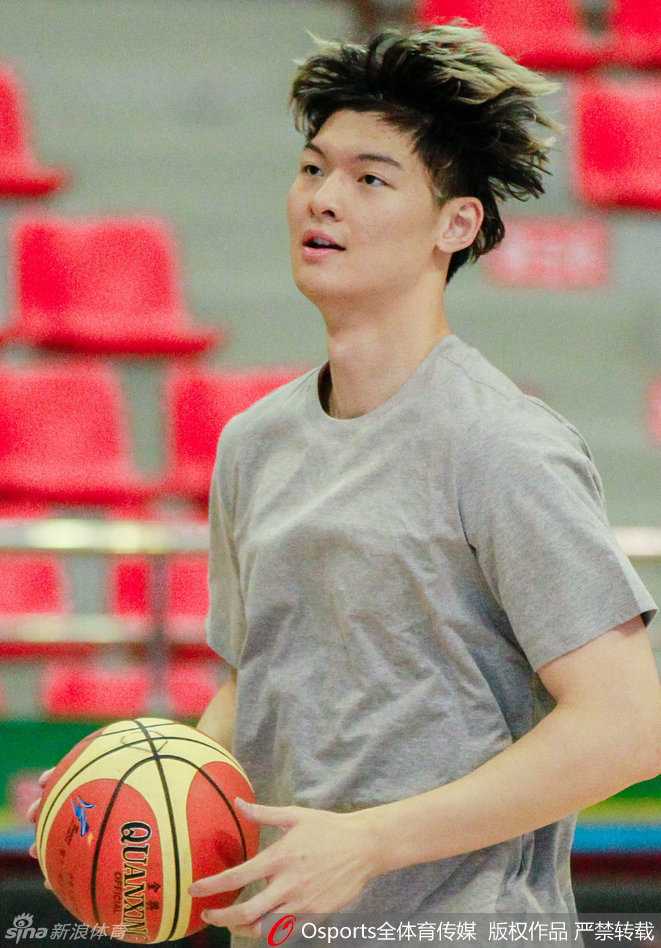 全运会预赛球场上的移动长城与潇洒发型师 训练间隙,王哲林与队友交流,清爽的发型下露出轻松的笑容,展现出福建男篮备战时的良好队内氛围。