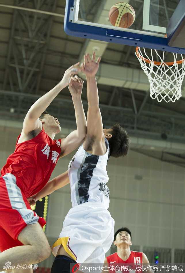 全运男篮预赛郴州激战 粤浙双雄贡献经典对决 广东队长周鹏在三分线外果断跳投,皮球划过一道完美的弧线空心入网,这次关键的得分帮助球队稳住了阵脚,也吹响了反击的号角。