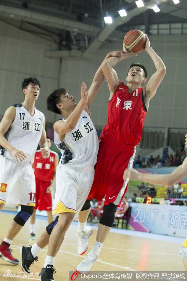 全运男篮预赛郴州激战 粤浙双雄贡献经典对决 周鹏持球强行突破,面对两人包夹毫不退缩,在空中对抗后依然保持平衡,展现出全能战士的风采。