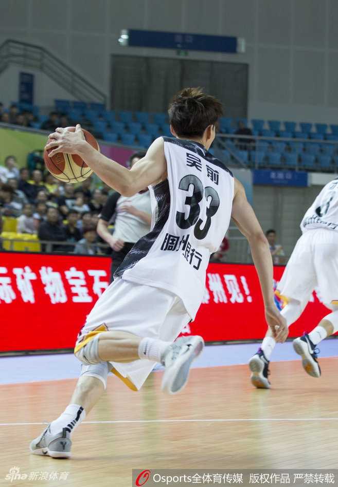 全运男篮预赛郴州激战 粤浙双雄贡献经典对决 浙江后卫吴前如离弦之箭般持球反击,他面对广东队的防线毫无惧色,以极快的速度杀向对方禁区,眼神中透露出必胜的决心。