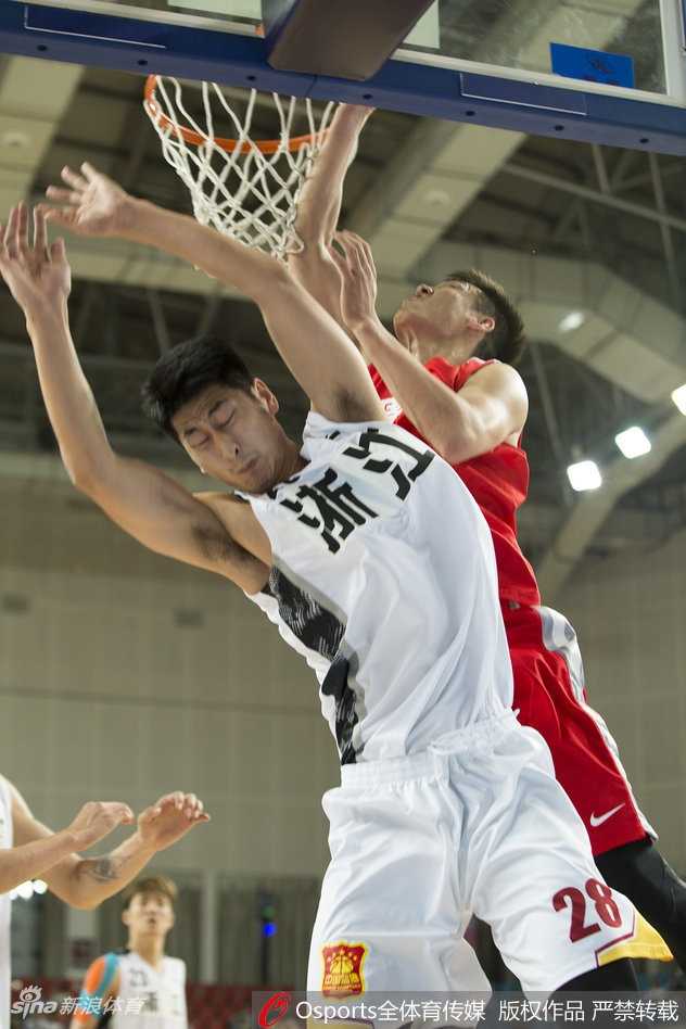 全运男篮预赛郴州激战 粤浙双雄贡献经典对决 广东队主教练杜锋场边激情指挥,手势干脆利落,眼神专注地注视着场上变化,他的临场调度是球队翻盘的关键。