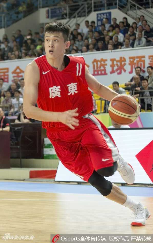 全运男篮预赛郴州激战 粤浙双雄贡献经典对决 激烈的对抗后,浙江队球员体能透支,缓缓走向替补席,双手撑膝弯腰大口喘息,展现了比赛强度之大。