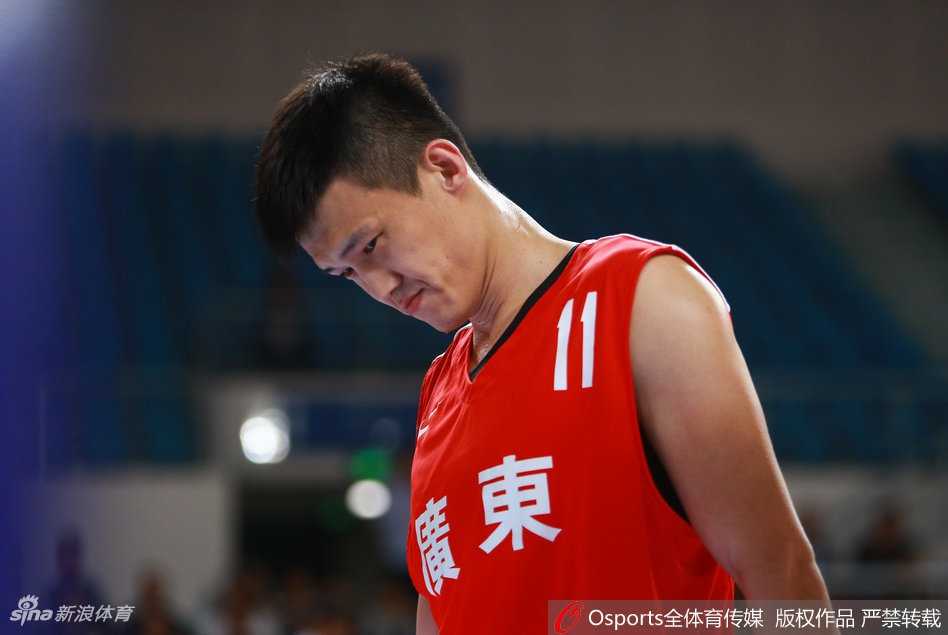 全运男篮预赛郴州激战 粤浙双雄贡献经典对决 北京时间的夜晚,全运会男篮预赛在郴州激战正酣,赛场上的灯光与球员拼搏的身影交织成一幅热血画卷。