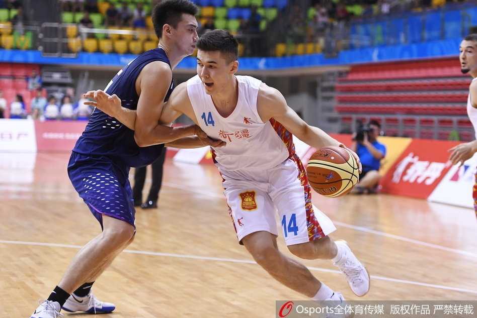 全运男篮首战新疆狂飙江苏 阿不都沙拉木面对防守球员的贴身紧逼,依然神情自若地运球寻找突破良机