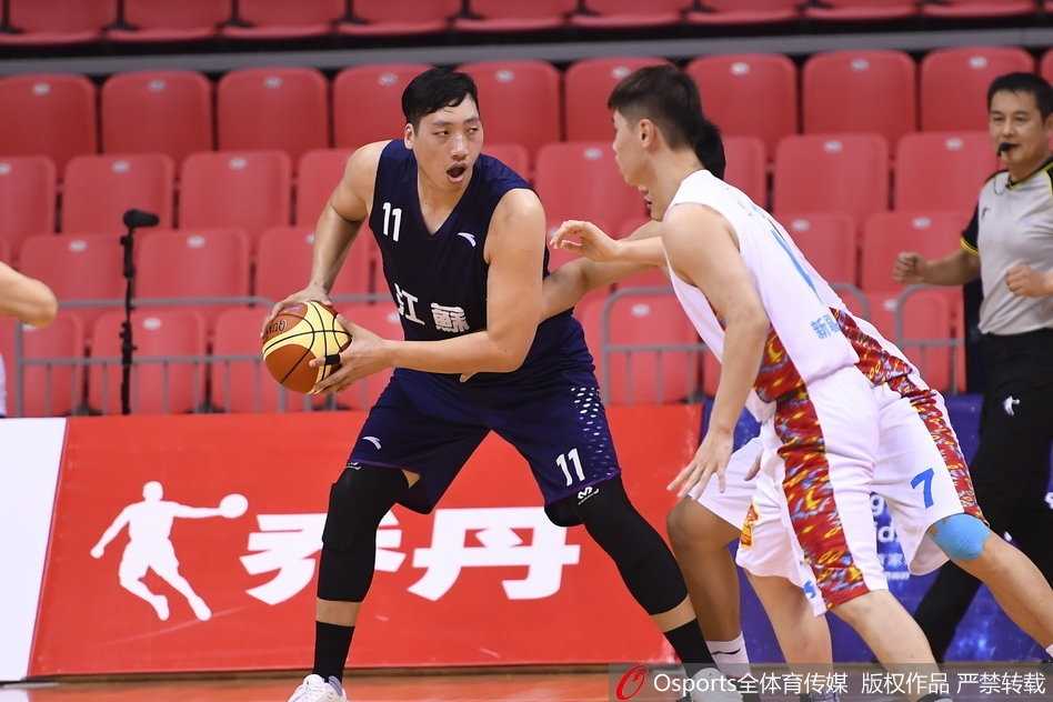 全运男篮首战新疆狂飙江苏 新疆队球员们在场上击掌相庆,彼此眼神交汇,充满了团结和必胜的信念