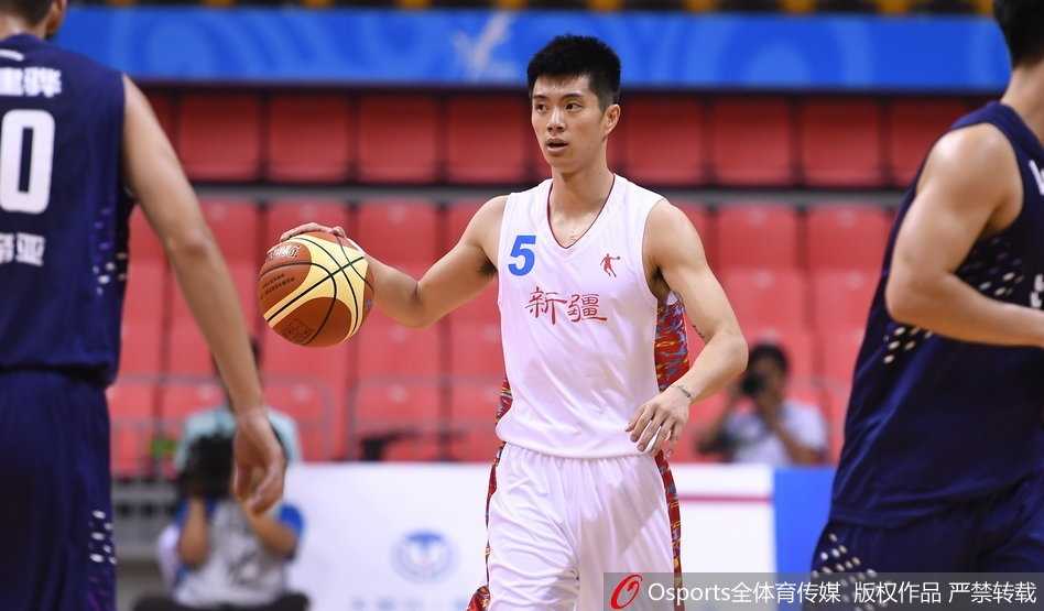 全运男篮首战新疆狂飙江苏 新疆队球员阿不都沙拉木在篮下以一敌三,高高跃起,眼神坚毅地将球送入篮筐