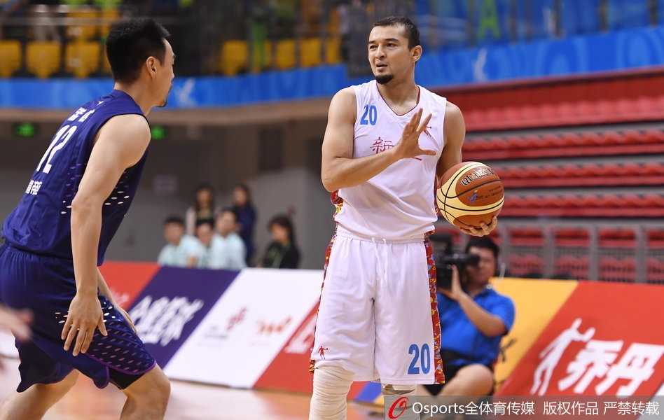 全运男篮首战新疆狂飙江苏 江苏队老将易立持球加速突破,眼神专注,试图撕开新疆队的严密防线