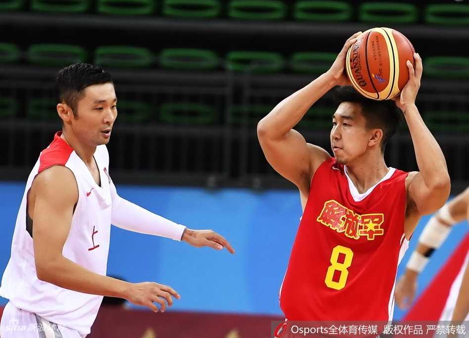 全运赛场上海滩掀翻军旅战舰 蔡亮率队导演惊天大逆转 比赛结束哨响瞬间,上海队球员们激动地拥抱在一起,庆祝这场来之不易的胜利,笑容与汗水交织成最美的画面