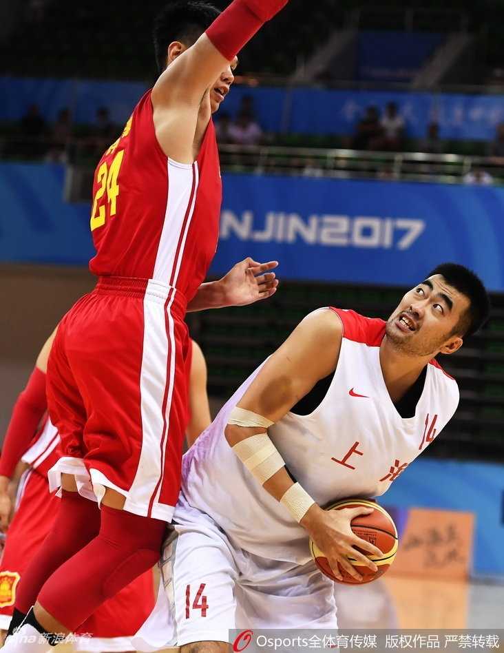 全运赛场上海滩掀翻军旅战舰 蔡亮率队导演惊天大逆转 上海队球员施宇晨在解放军多人包夹下,以一记不可思议的拉杆上篮,篮球划出优美弧线坠入网窝