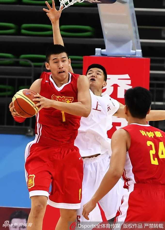 全运赛场上海滩掀翻军旅战舰 蔡亮率队导演惊天大逆转 上海队球员张兆旭高高跃起,在对手头顶霸气摘下篮板,篮下的激烈卡位令人血脉偾张