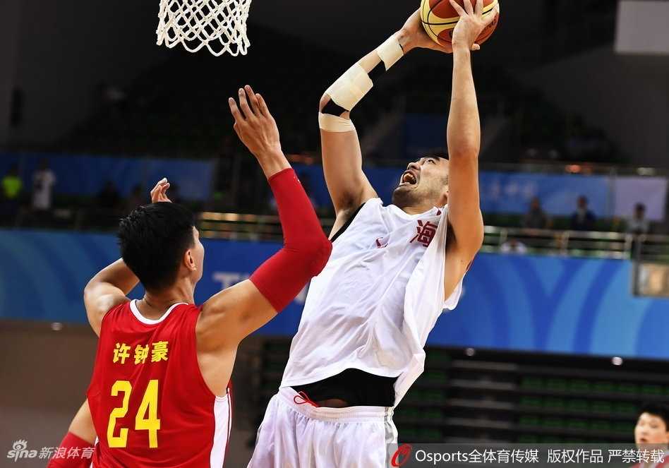 全运赛场上海滩掀翻军旅战舰 蔡亮率队导演惊天大逆转 解放军球员雷蒙跳起投篮,上海队蔡亮飞身封盖,两人在空中形成一道剪影,胜负就在毫厘之间