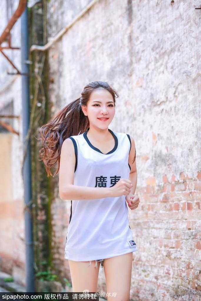 全运赛场上的靓丽风景线:广东篮球宝贝的激情与梦想 休憩间隙,几位篮球宝贝围坐在一起,笑容灿烂如花,她们谈论着广东队的精彩表现,友谊在助威声中升温。