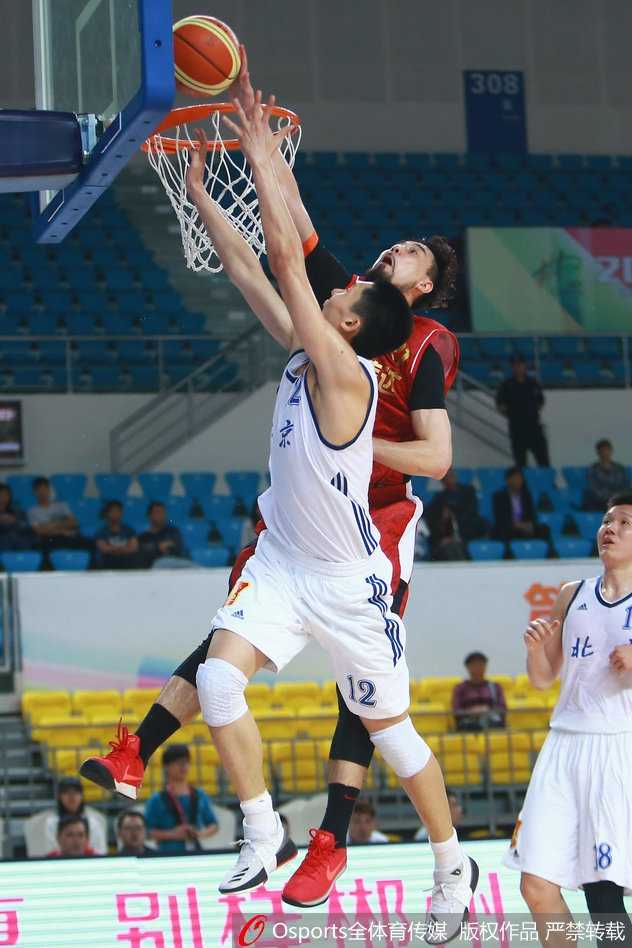 全运赛场京狮怒吼 翟晓川方硕领衔北京队狂胜陕西 北京队多名球员高高跃起,在长人丛中硬生生将篮板球摘下,展现了必胜的决心。