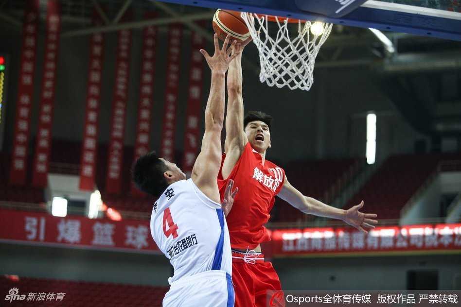全运赛场展军威:邹雨宸率解放军队狂胜吉林,姚明现身引瞩目 解放军队球员快攻中持球突破,眼前一片开阔地,他双腿发力高高跃起,双手将球举过头顶,准备以一记雷霆万钧的扣篮终结这次进攻。