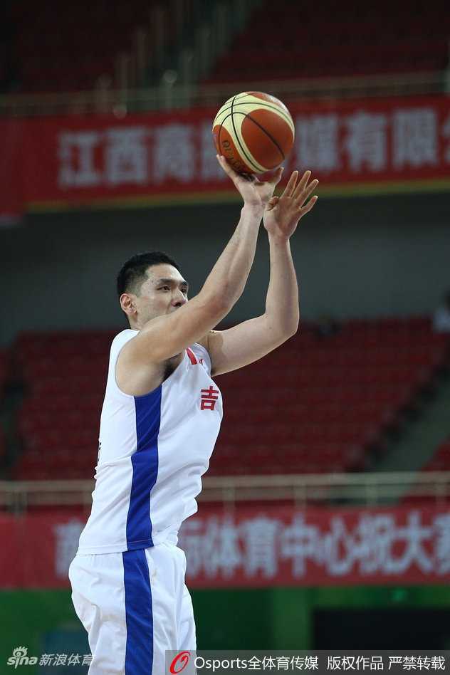 全运赛场展军威:邹雨宸率解放军队狂胜吉林,姚明现身引瞩目 吉林队钟诚在解放军队严密的防守缝隙中,果断跳起投篮,篮球划过一道弧线飞向篮筐,他脸上写满了不屈与坚毅。