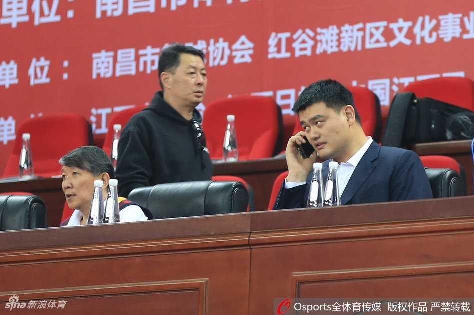 全运赛场展军威:邹雨宸率解放军队狂胜吉林,姚明现身引瞩目 篮协主席姚明神情专注地坐在看台上,目光如炬地注视着场内激烈的对抗,他的到来让整个赛场的气氛都变得凝重而充满期待。