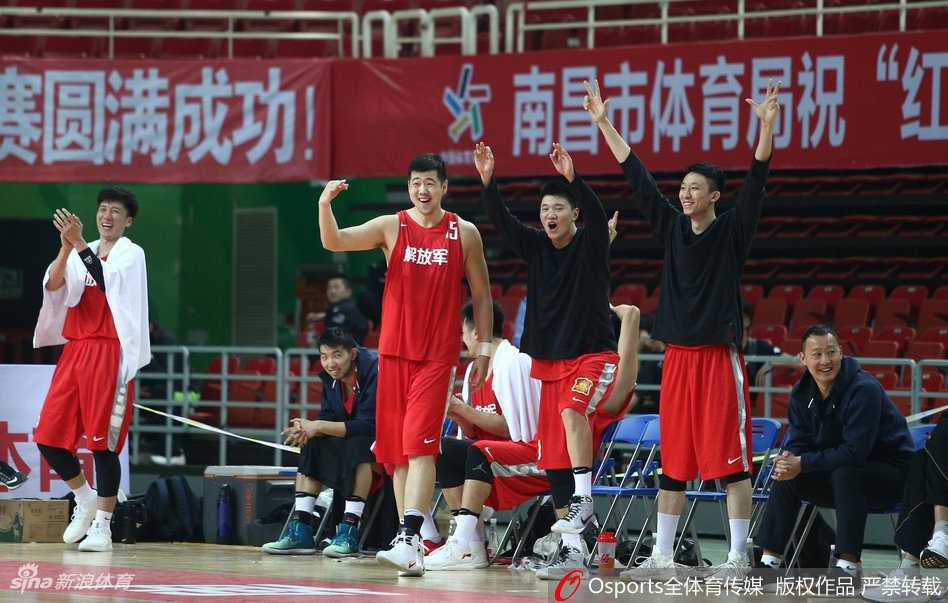 全运赛场展军威:邹雨宸率解放军队狂胜吉林,姚明现身引瞩目 解放军队替补席瞬间沸腾,球员们全部站立,激动地挥舞着手中的毛巾,为场上队友的精彩表现纵情欢呼,喜悦的气氛弥漫整个球馆。