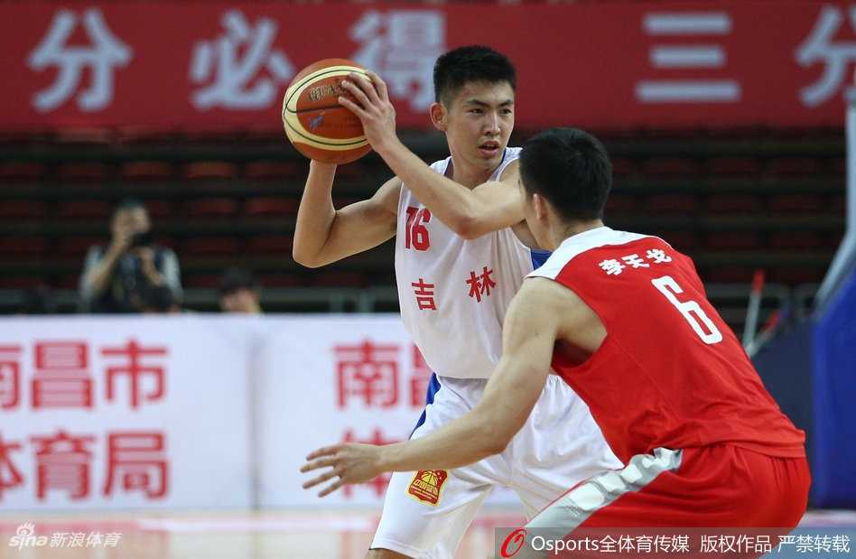 全运赛场展军威:邹雨宸率解放军队狂胜吉林,姚明现身引瞩目 解放军队后卫在三分线外稳健地运球组织进攻,他一边观察队友的跑位,一边用手势指挥着战术,眼神中透露着沉着与冷静。