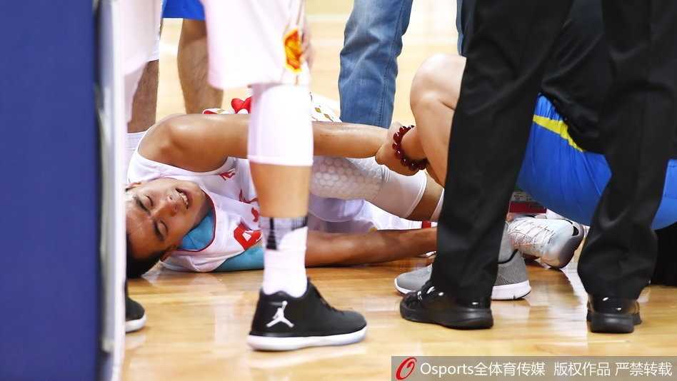 全运赛场暖心一抱,赵继伟意外伤退牵动人心 被抱到场边的赵继伟躺在蓝色的软垫上,左脚踝已经缠上了厚厚的冰袋进行紧急冰敷。他双眼望向赛场方向,眼神中满是对比赛的留恋和对自己伤情的担忧,队医则在一旁全程守护,密切关注着他的反应。